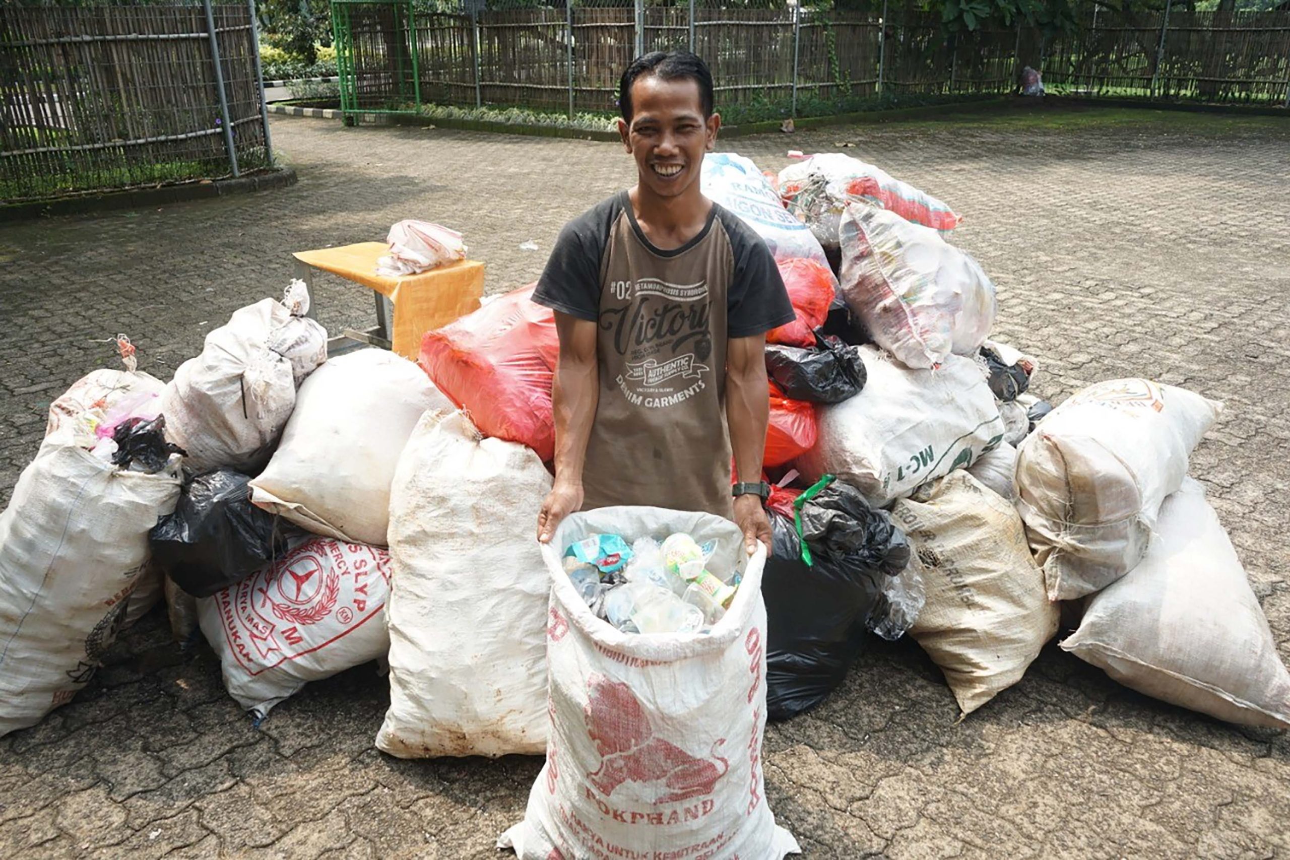 CSR INAGRO: Aksi Tukar Sampah Plastik dengan Beras